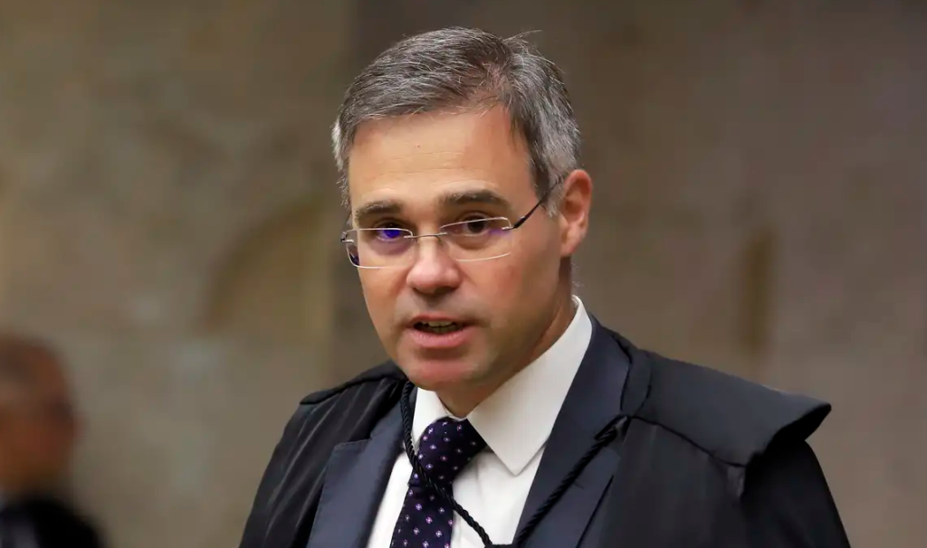 O sorteio conduzido por Barroso define novo rumo para as investigações sobre descontos ilegais em benefícios do INSS.