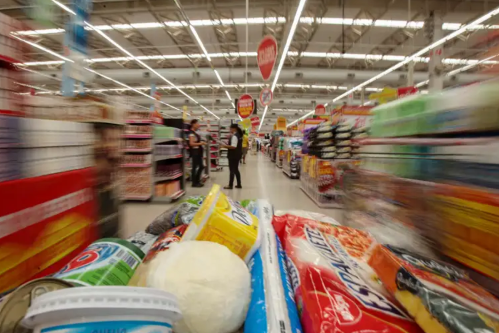 Em meio a juros no maior nível em duas décadas, a inflação surpreende ao desacelerar, trazendo algum alívio ao bolso dos brasileiros.