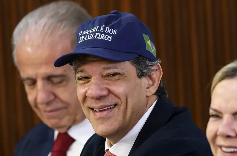 Levantamento revela virada inédita na disputa ao Senado e provoca tensão nos bastidores do PL diante do avanço de Haddad sobre Eduardo Bolsonaro.