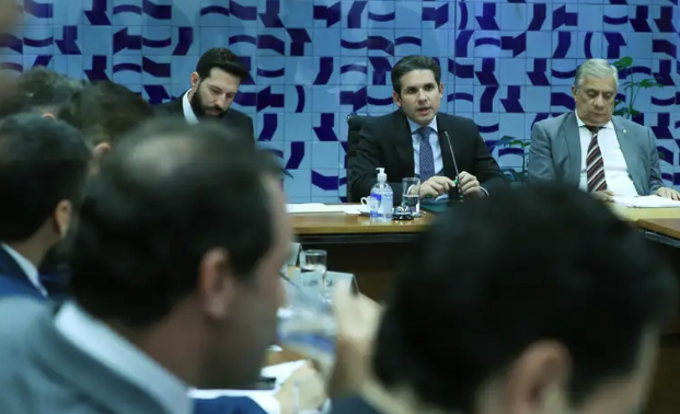 Nos bastidores, líderes articulam mudanças no texto da PEC para ampliar apoio e evitar desgaste em votação decisiva.