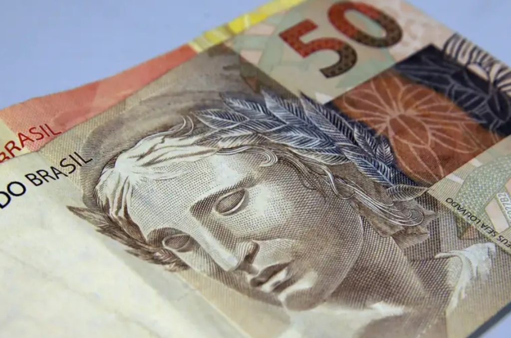 Governo estima salário mínimo de R$ 1.631 em 2026, alta de 7,44%, mas aquém do cálculo que poderia elevar o valor para além da inflação.