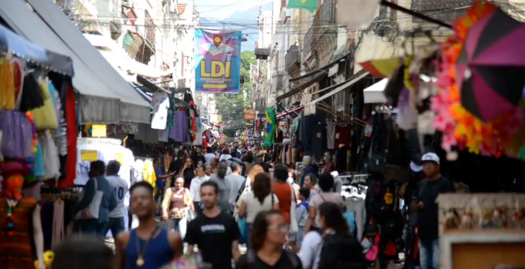 Governo estima salário mínimo de R$ 1.631 em 2026, alta de 7,44%, mas aquém do cálculo que poderia elevar o valor para além da inflação.