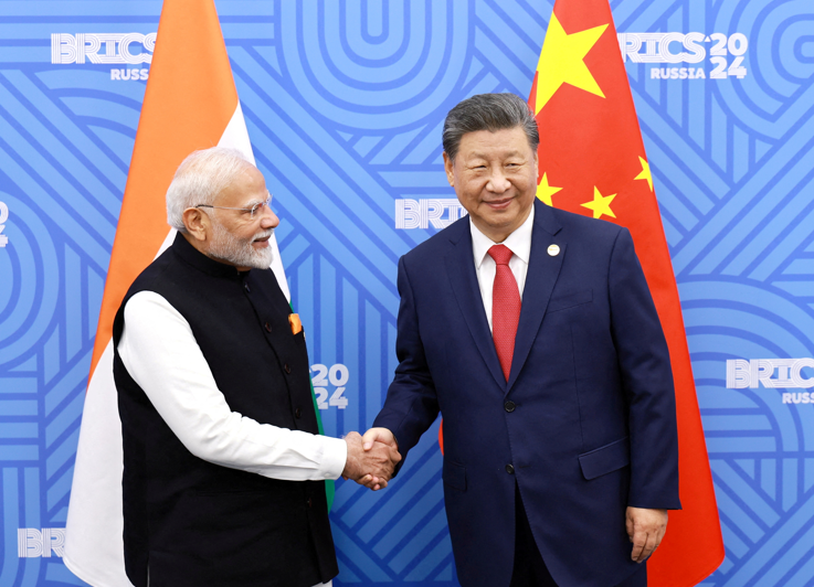 A cúpula da OCX reúne Modi, Xi e Putin em um momento marcado por tarifas americanas, disputas comerciais e novos arranjos estratégicos.