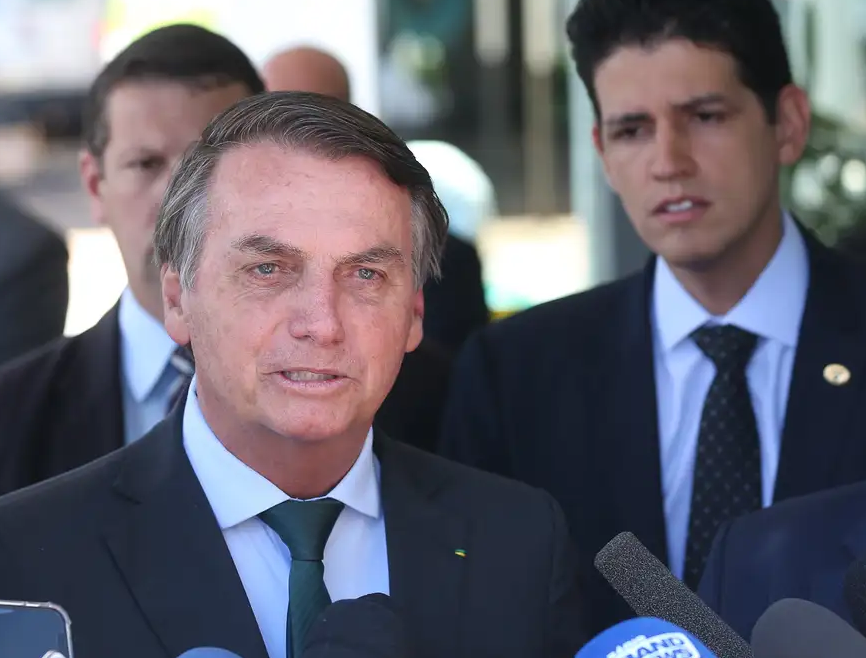 Após falhas na vigilância eletrônica, Justiça determina reforço da segurança nas áreas externas da residência de Bolsonaro.