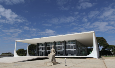 Entre pressões políticas e ameaças econômicas, o STF mantém a linha contra o avanço autoritário.