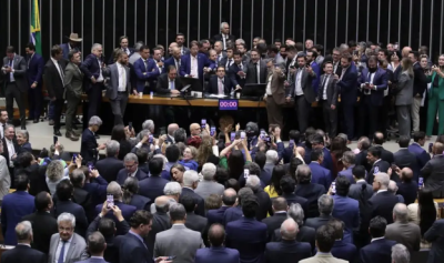 O embate entre disciplina e conflito interno ganha palco enquanto deputados aguardam punições que podem mudar rumos de suas carreiras.