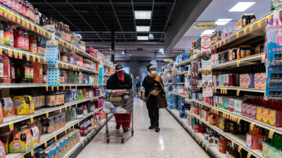 Tarifas sobre importações pressionam custos e ampliam a desigualdade no acesso a produtos básicos.