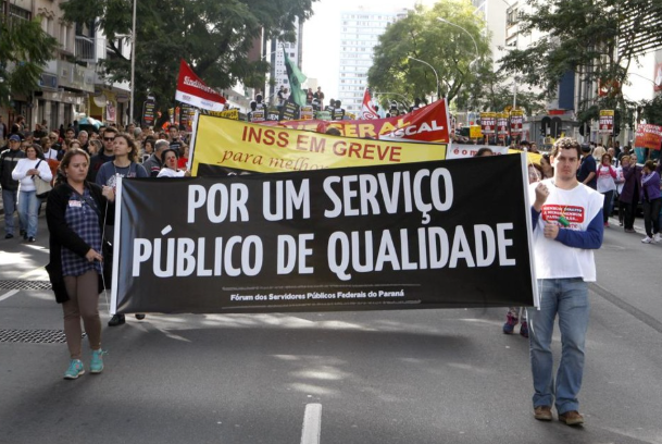 O texto final da reforma estabelece regras de férias, trabalho remoto e bônus por desempenho, prometendo alinhar o serviço público à eficiência.