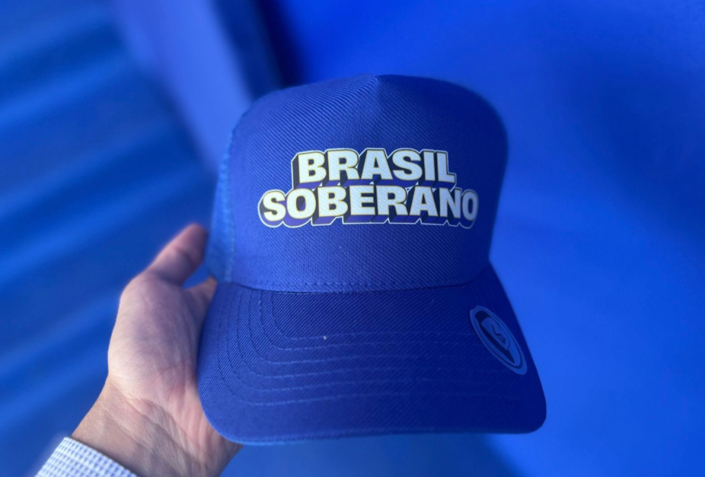 O tarifaço de 50% sobre exportações brasileiras completa um mês como símbolo da estratégia de Trump para pressionar o governo Lula.