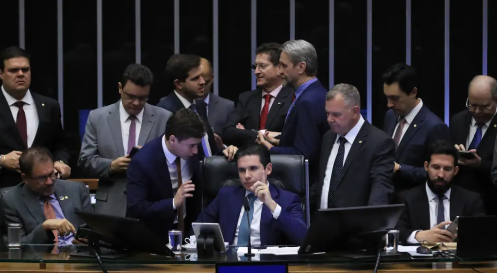 Defensores afirmam que a PEC protege a soberania parlamentar; opositores veem retrocesso no combate à corrupção e fragilidade institucional.