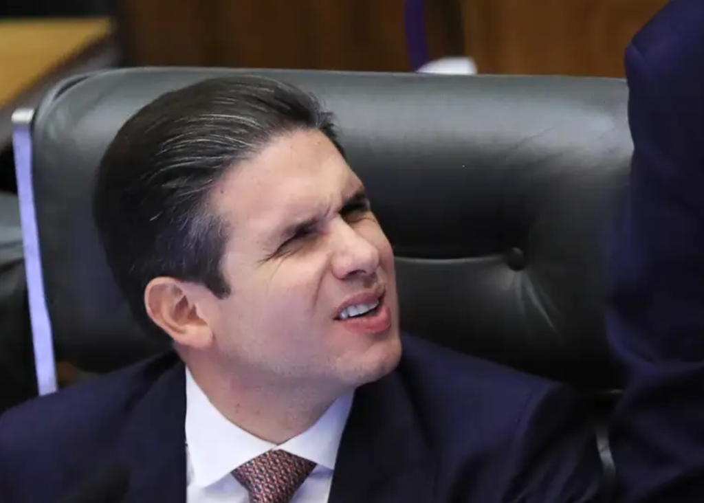 Câmara abre caminho para perdão e aumenta tensão em Brasília