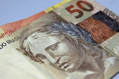 O peso argentino amarga queda recorde em 2025, refletindo a frustração do mercado com as medidas do governo Milei.