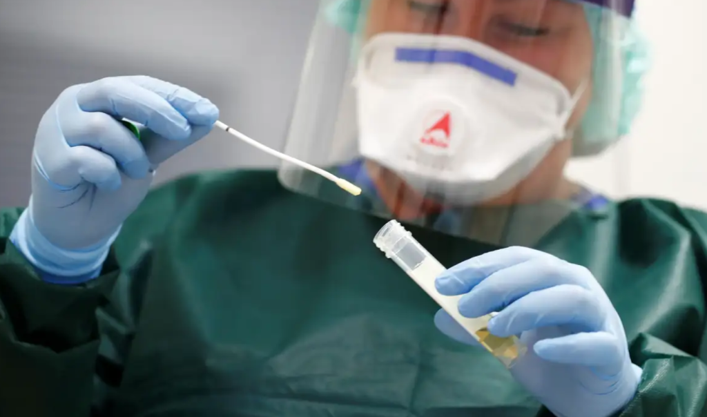 Apesar de números mais baixos que no auge da pandemia, a alta recente de casos reforça a importância da vacinação em dia.