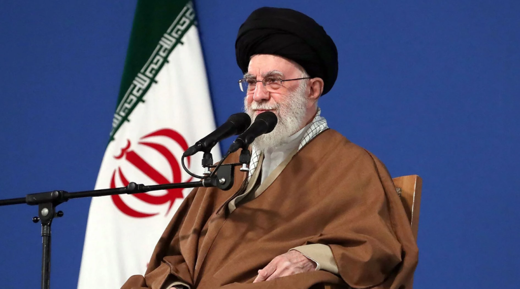 Reformistas que defendem diálogo são criticados por pressionar o país a abrir mão de sua autonomia nuclear.