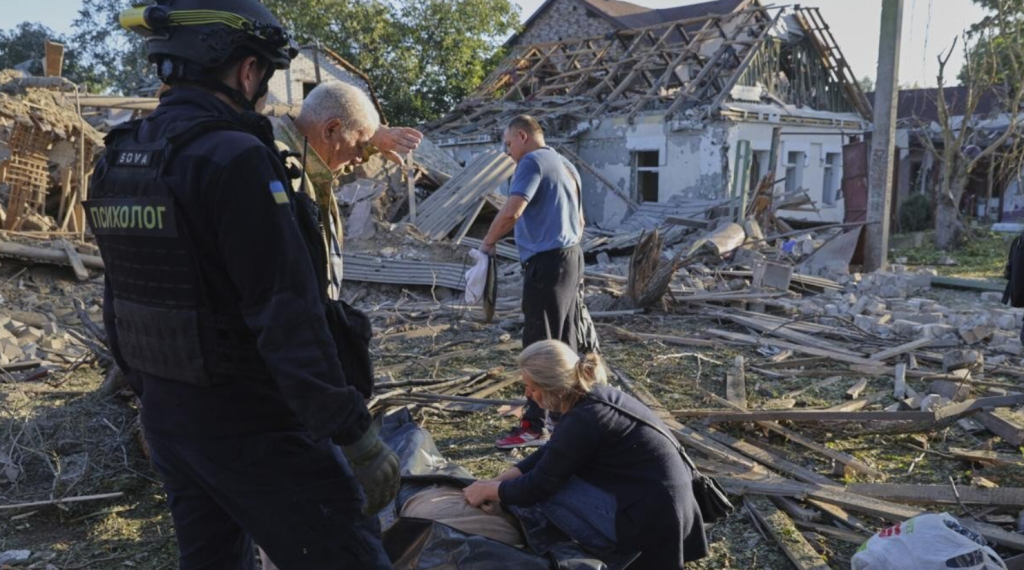 A ofensiva afetou civis e infraestrutura crítica, com aeroportos fechados e dezenas de feridos, enquanto Zelensky busca apoio internacional em Nova York.