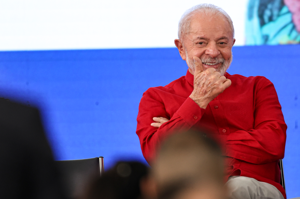 O Brasil, no entanto, produziu o herói real — aquele que a elite queria ver como nota de rodapé, mas que insiste em ser título de capítulo.