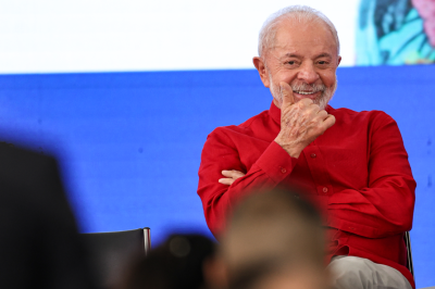 O Brasil, no entanto, produziu o herói real — aquele que a elite queria ver como nota de rodapé, mas que insiste em ser título de capítulo.