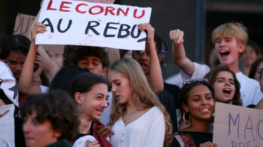 Socialistas franceses ameaçam derrubar o novo primeiro-ministro de Emmanuel Macron