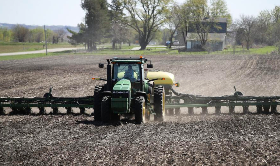 Enquanto economia cresce e riqueza se concentra, agricultores enfrentam colheitas sem compradores e dívidas crescentes.