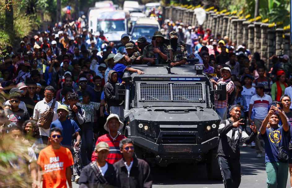 Presidente de Madagascar deixou o país em avião militar francês - rádio francesa RFI