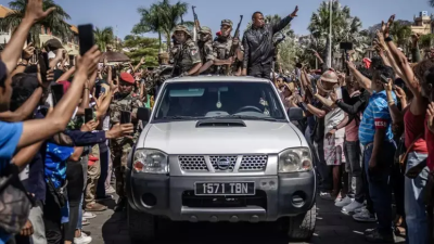 A intervenção externa garante saída segura ao líder, mas a população é quem escreve o futuro de Madagascar nas ruas.
