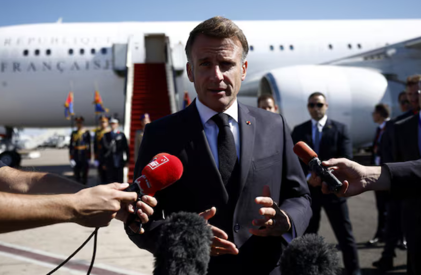 Entre extrema esquerda e direita, Macron busca estabilidade política e econômica em meio a uma sucessão de crises e governos minoritários.