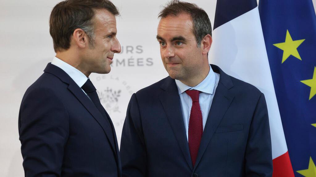 O país sofre com cortes, déficit e reformas contestadas, enquanto Macron insiste na continuidade e ignora o clamor popular.