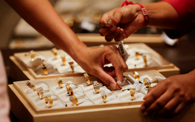 Trump e Pequim ampliam tarifas e controles, enquanto investidores se voltam para metais preciosos para proteger patrimônio em tempos de risco.