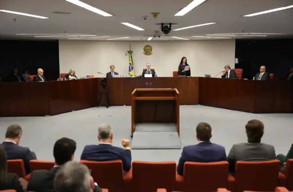 O STF confirmou a condenação de Jair Bolsonaro e aliados por tentativa de golpe, num julgamento que marca a defesa intransigente da Constituição.