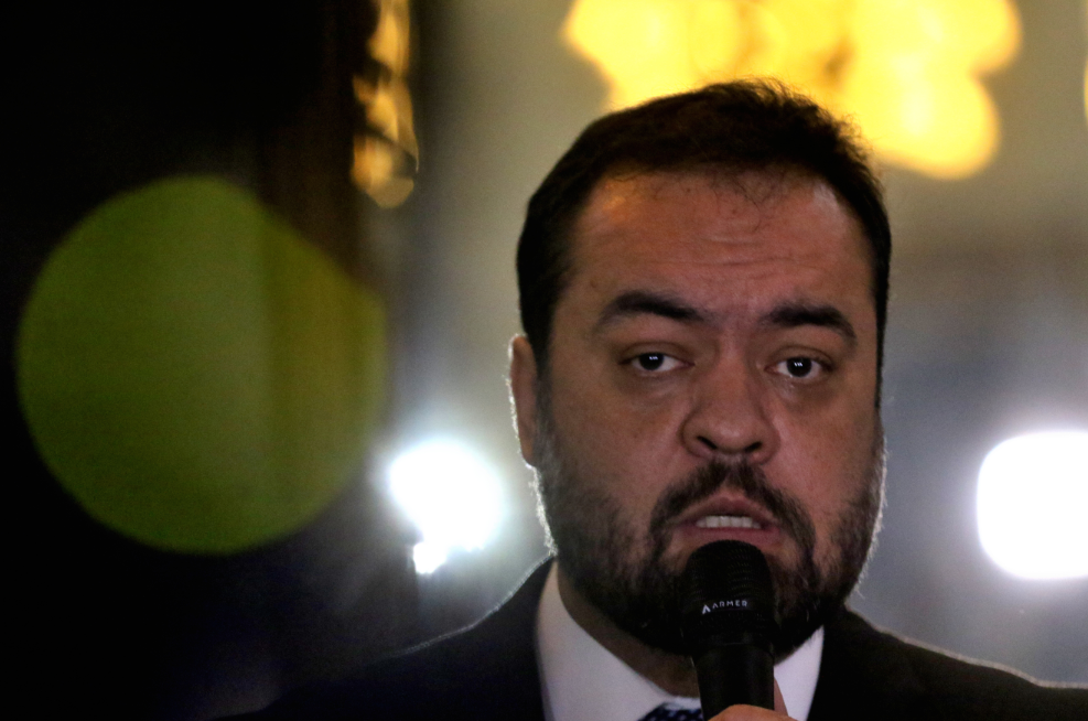 O Rio mergulha novamente no luto, refém de uma guerra política travada entre discursos e blindados que nunca chegam.