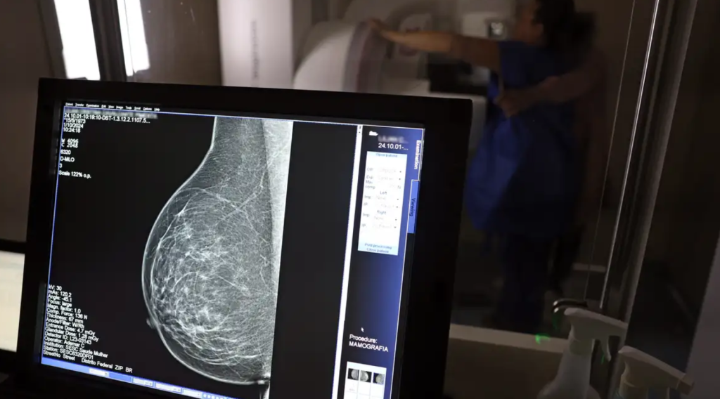 Mais de 13 mil mamografias foram realizadas com apoio de clínicas credenciadas e do Caminhão da Saúde, que percorre os bairros.