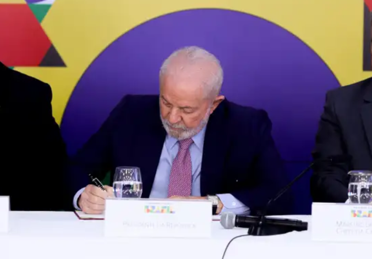 O país vive um novo capítulo na guerra contra o crime organizado, com o governo prometendo asfixiar o poder paralelo que domina as prisões.