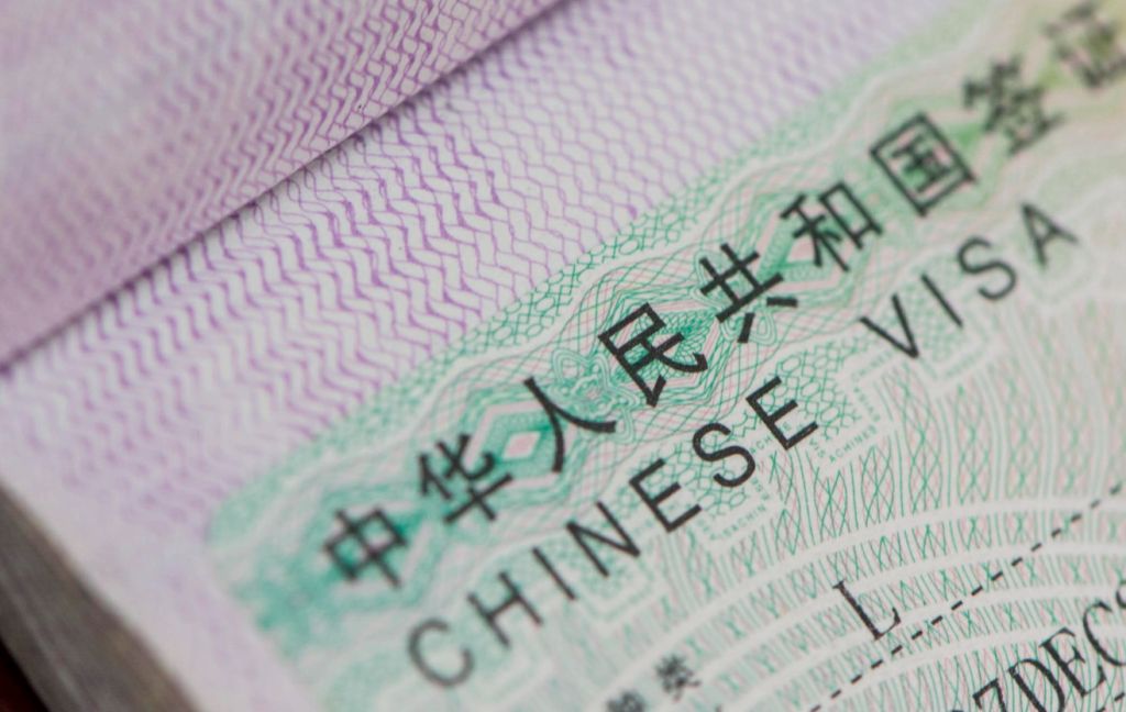 Ao simplificar regras e valorizar diversidade cultural, a China sinaliza que inovação não nasce apenas do capital, mas também da troca humana.