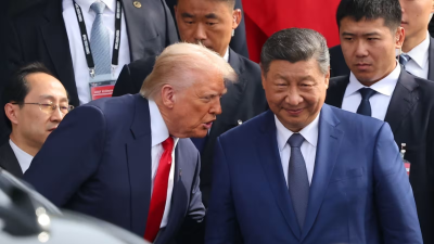 O “sonho chinês” e o “Make America Great Again” se cruzam em uma disputa de espelhos — duas potências que buscam grandeza, mas com visões de mundo opostas.