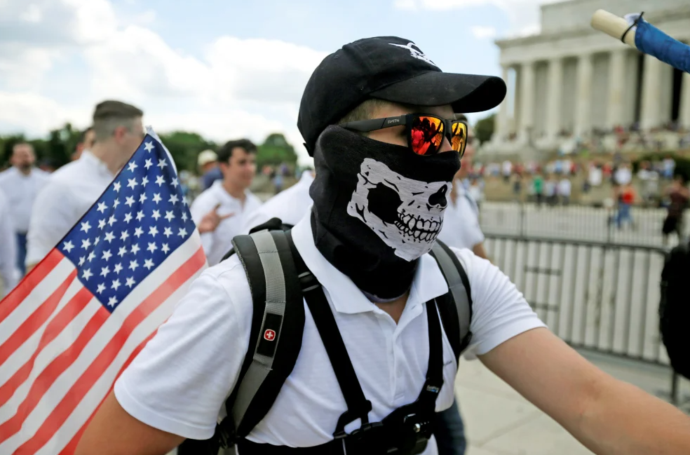 Autoridades dos EUA alertam sobre a crescente radicalização de adolescentes em plataformas digitais, com destaque para o Discord.