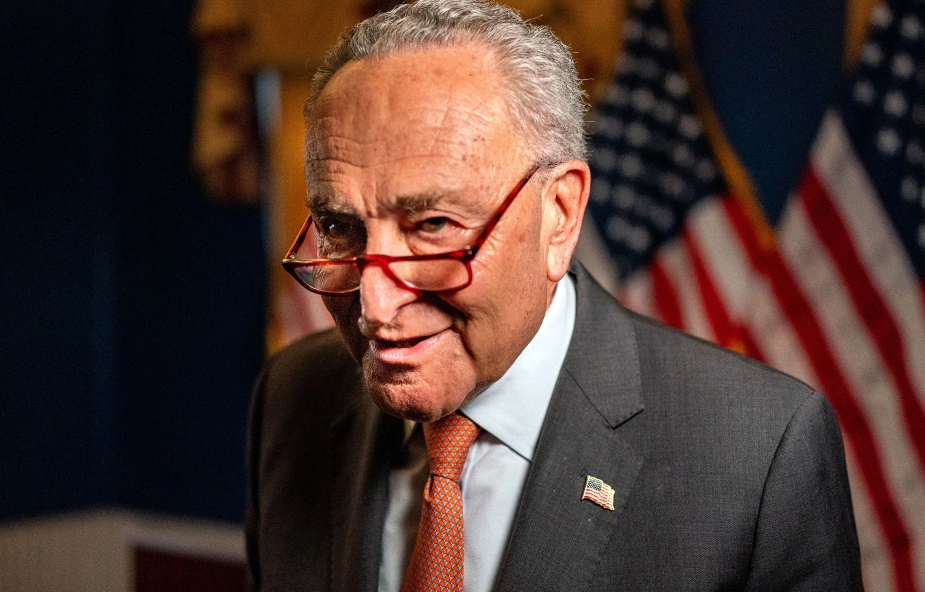 Com a imagem do partido em níveis recordes e em declínio até mesmo entre os eleitores democratas, os candidatos ao Senado veem uma oportunidade de vencer ao se posicionarem contra os líderes.