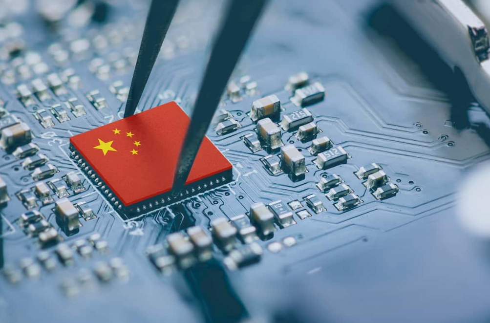 Mais que proteção de mercado, a medida é sinal de maturidade: empresas chinesas já exibem chips de desempenho comparável aos modelos americanos.