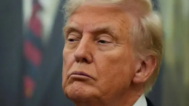 Especialistas alertam que a ação pode ser uma tentativa de silenciar críticas, mas para Trump é um passo para restaurar a “integridade do jornalismo”.