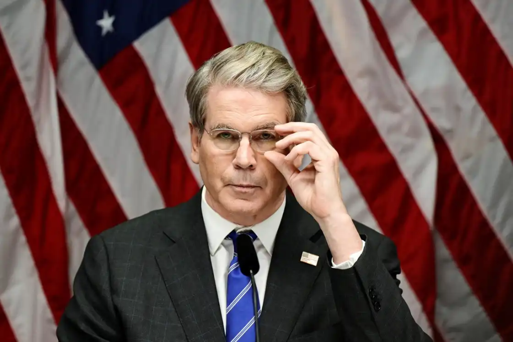 Enquanto os EUA exigem controle sobre plataformas chinesas, Pequim mantém firmeza, defendendo seu direito à autodeterminação digital.