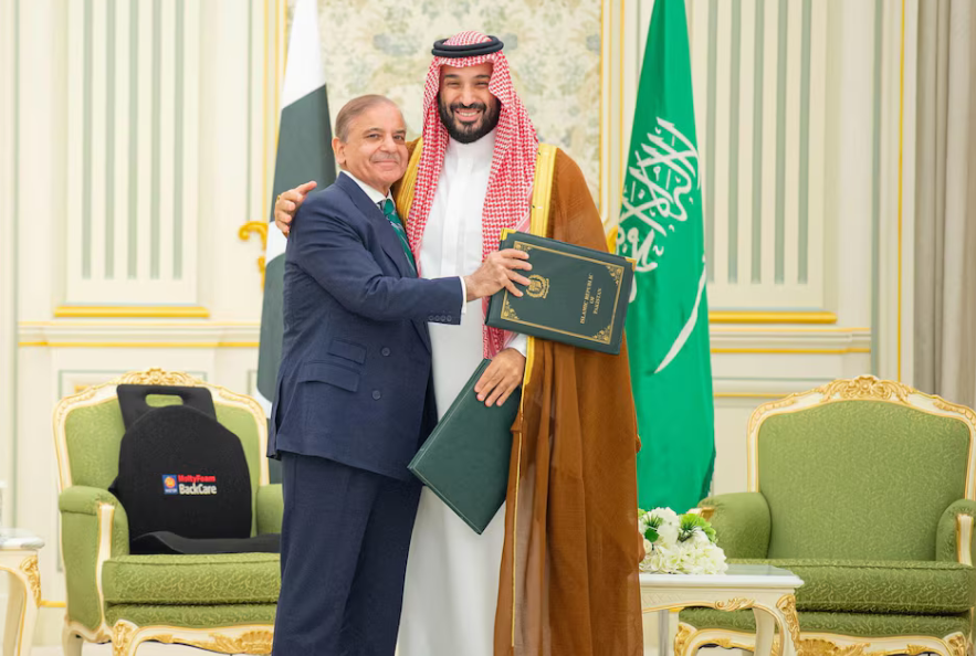 O pacto reflete mudanças na segurança regional, em contexto de ataques israelenses e rivalidades históricas no Oriente Médio.