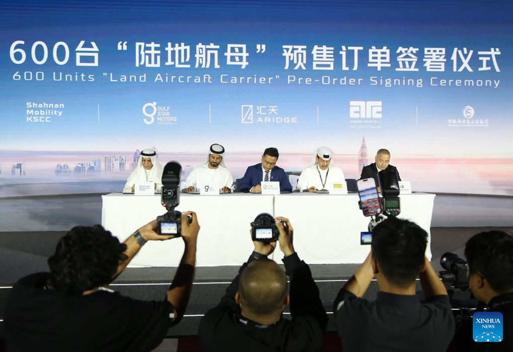 Em um voo que misturou espetáculo, tecnologia e ambição, o carro voador da XPENG cruzou o céu de Dubai e anunciou a chegada da mobilidade aérea urbana.