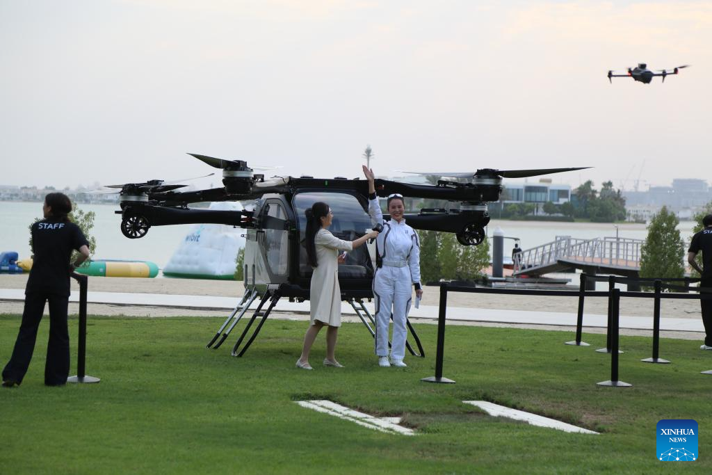 Com 600 pedidos confirmados no Oriente Médio, o projeto chinês consolida uma parceria tecnológica com os Emirados e redefine o conceito de transporte inteligente.