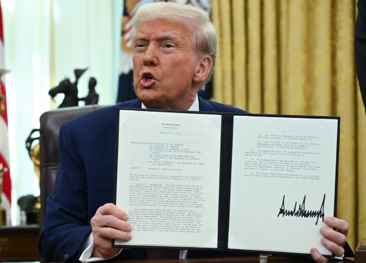 A promessa de força virou fragilidade: após erguer muros tarifários, o governo Trump agora tenta contornar o caos que ajudou a cozinhar.