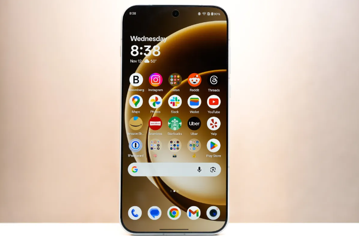 A paralisação do governo dos EUA travou o lançamento do OnePlus 15, símbolo de potência e inovação, revelando como até o futuro depende da política.