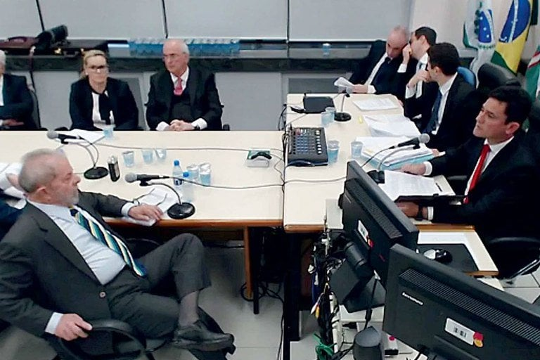 No rastro da maresia que abre memórias, um juiz revisita o caos que enfrentou ao assumir a Vara da Lava Jato e descobrir que o avião que herdara já decolara sabotado.