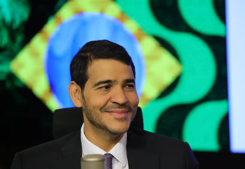 Lula confirmou Jorge Messias para o STF após reunião no Alvorada, consolidando sua terceira indicação ao tribunal e reforçando a mudança de composição iniciada no atual mandato.