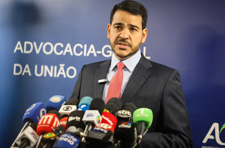 A confirmação de Jorge Messias como indicado ao STF encerra semanas de especulações e reafirma a estratégia presidencial de renovar a Corte com nomes alinhados à sua visão institucional.