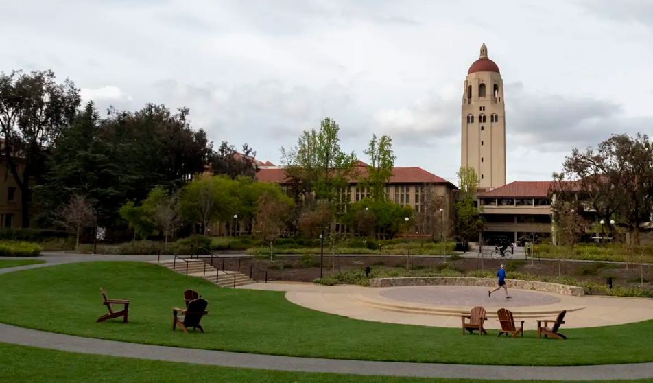 Americanos com diploma de bacharelado agora representam um número recorde de 25% dos trabalhadores desempregados.