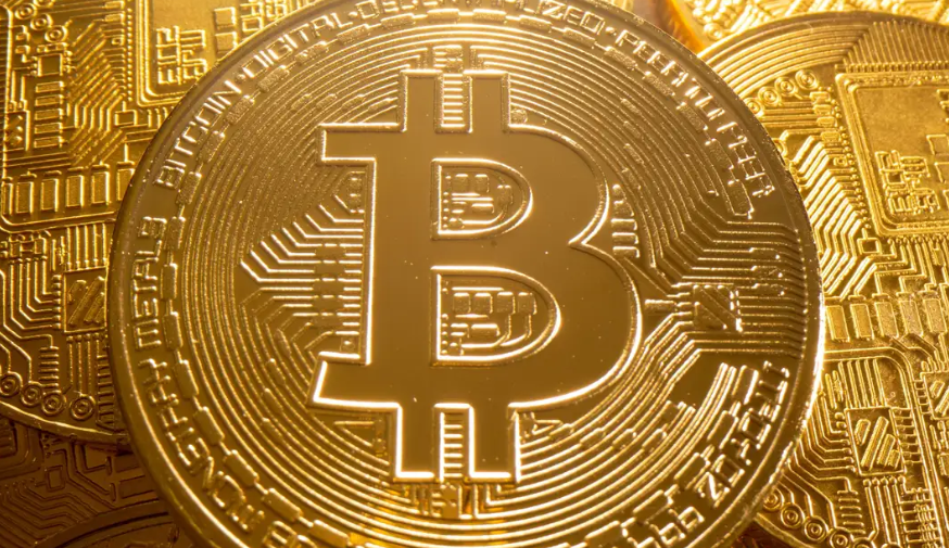 Mesmo com uma recuperação parcial, os sinais de estresse permanecem, apontando para um mercado mais cauteloso, com foco crescente em proteção e gestão de risco.