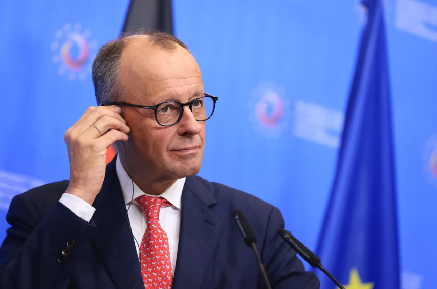 Em meio a forte pressão dos EUA, o chanceler alemão Friedrich Merz e Donald Trump discutem um plano de paz que pode ceder grandes territórios à Rússia.